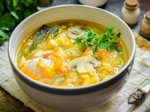 Курячий суп з печерицями, капустою та горошком