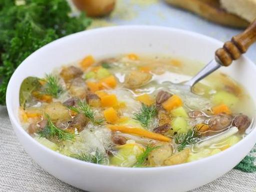 Капусняк з квашеної капусти з пшоном та консервованою квасолею