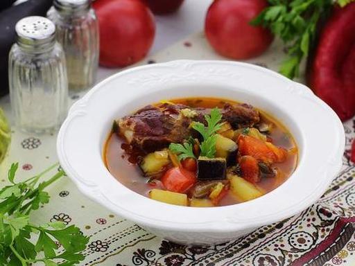 Суп з баклажанами та копченими реберцями