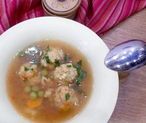 Суп з рибними фрикадельками, зеленим горошком та помідором