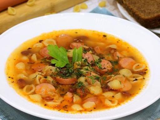 Суп з квасолею, сосисками та макаронами