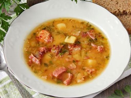 Гороховий Суп з Обсмаженою Свининою та Копченими Реберцями