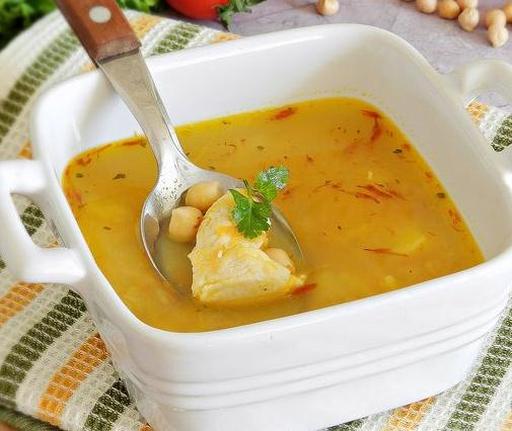 Суп з куркою, нутом і шафраном