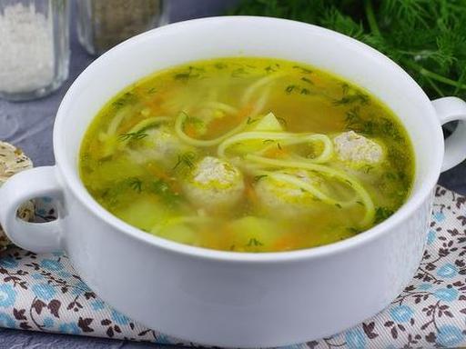 Суп з м'ясними фрикадельками та вермішеллю