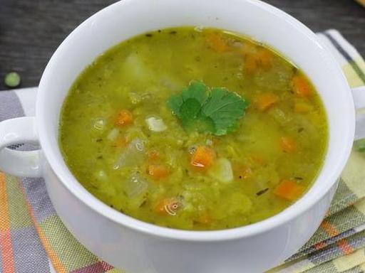 Гороховый суп с сельдереем на курином бульоне