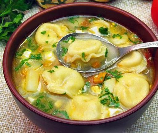 Суп з пельменями та яйцем