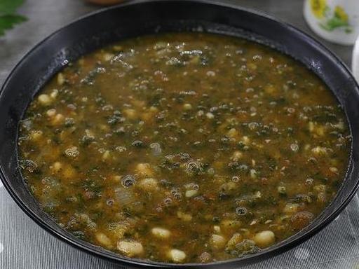 Томатний суп зі шпинатом та квасолею