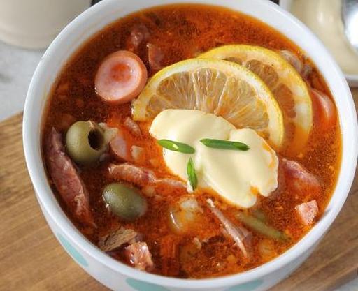 Солянка сборная с колбасой