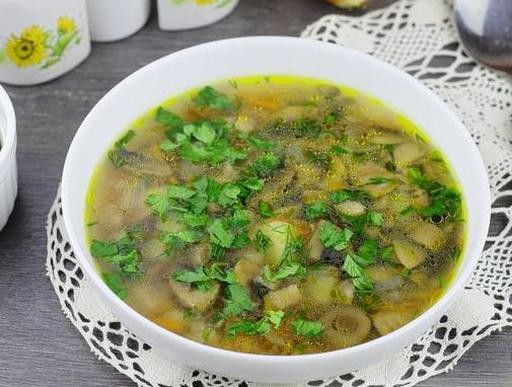 Ароматний грибний суп з беконом