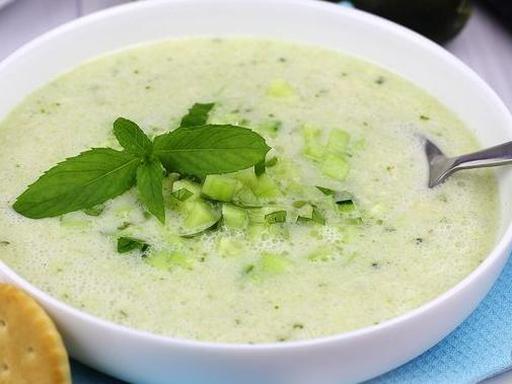 Холодний суп зі свіжими та малосольними огірками