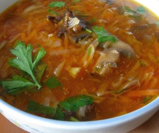 Борщ із грибами та чорносливом