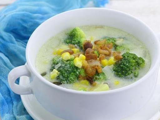 Вершковий суп з броколі, кукурудзою та хрустким беконом
