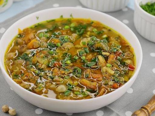 Нутовий суп з копченою грудинкою та горіхами