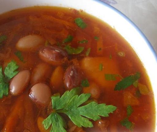Червоний борщ з квасолею та чорносливом