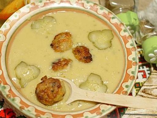 Гороховый суп-пюре с маринованными огурцами и фрикадельками