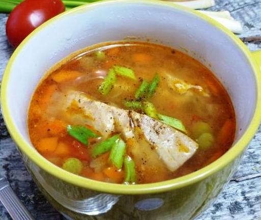Рибний суп із зеленим горошком